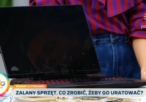 Zalałeś laptopa? Nie sięgaj po suszarkę. Ekspert pokazuje, co robić