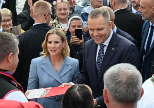 Prezydent Nawrocki bawi na dożynkach w Tryńczy. „Jest informowany na bieżąco”