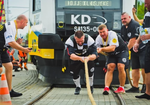 Czołowi polscy strongmani przeciągali na czas 44-tonowy pojazd Kolei Dolnośląskich (FOTO)