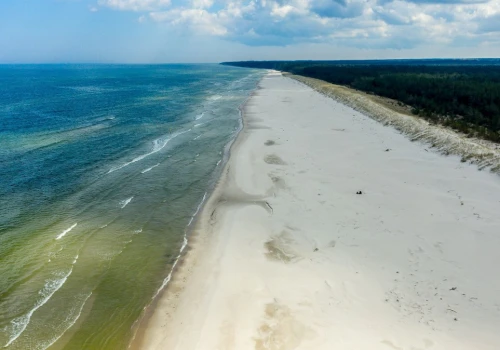 Plaża z piaskiem białym jak na Karaibach. Trudno uwierzyć, że to Bałtyk