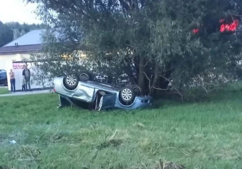 Kramsk. Osobówka dachowała na ul. Chopina. Nikt nie został ranny