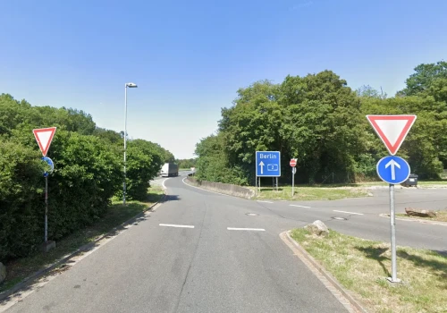 Pijany kierowca wypadł z kabiny, a ciągnik z naczepą wtoczył się na autostradę