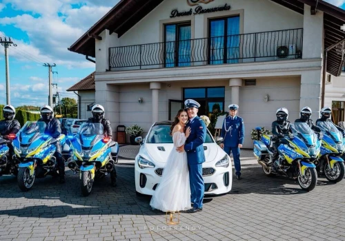 Wyjątkowa oprawa ślubu w Tychach. Była Kompania Honorowa i policyjne motocykle