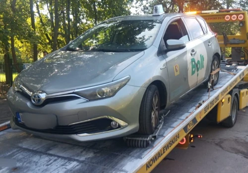 Zatrzymał się na chwilę i… zgubił kluczyki. Przez kilkadziesiąt minut droga była zablokowana