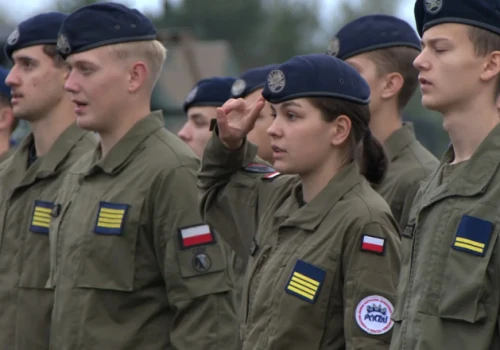 Zamiast szkoły – ucieczka przed dronami. W Ustce trwają manewry kadetów