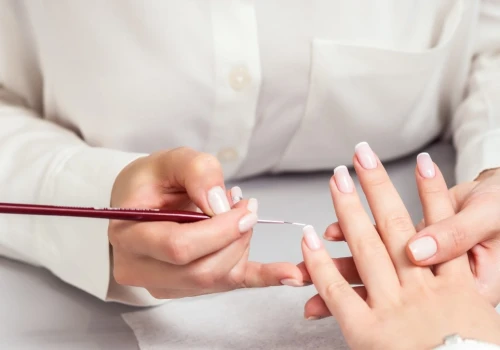 Poproś stylistkę o taki manicure. Jesienią będą go nosić wszyscy