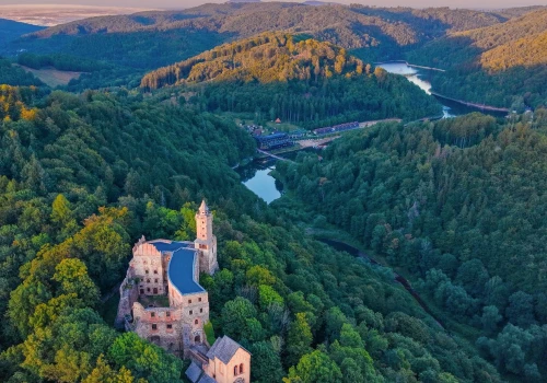 Wygląda jak kadr z filmu, ale to Dolny Śląsk. Zamek nie jest jedyną atrakcją