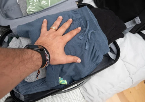 Tak zmieścisz więcej w bagażu podręcznym. Wiele osób robi to źle i psuje sobie city break