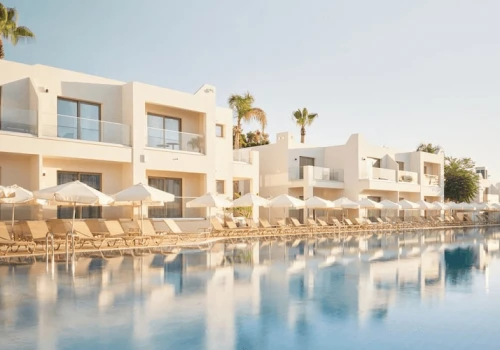 Wyspa Afrodyty poleca się na jesienny urlop 😍 Loty i 4* hotel z krytym basenem za 669 PLN 🌊