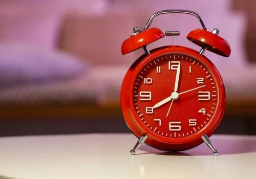 Zmiana czasu z letniego na zimowy w 2026 roku szybciej niż zwykle. Ostatni raz przestawimy zegarki? Zobacz prawo pracy i harmonogram