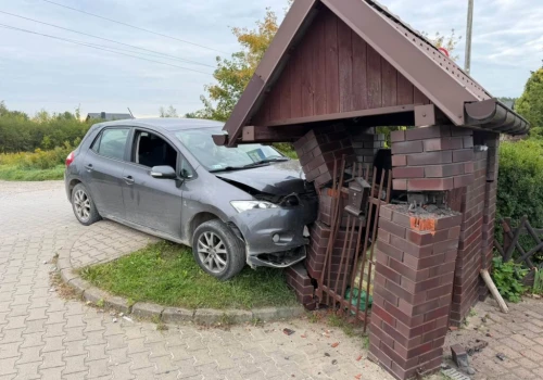 Toyotą rozbił murowaną wiatę śmietnikową. Interweniowały służby