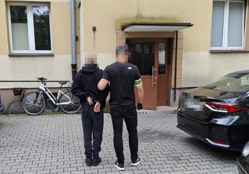 Telefon od fałszywego pracownika banku zakończył się utratą pieniędzy. Zatrzymano 20-letniego „odbieraka”