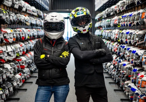 Motocyklowy lifestyle: praktyczne gadżety dla motocyklisty, które łączą styl i technologię