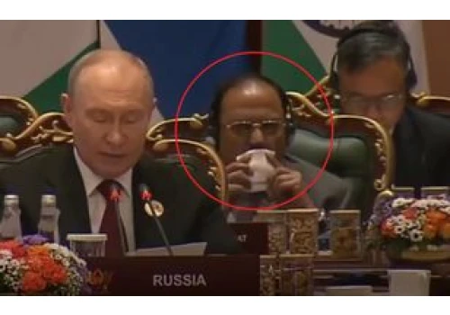 Putin przemawiał. Mężczyzna za plecami skradł show