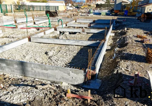 Fundament domu nie zawsze musi być równy. Czasem robi się w nim „schody”