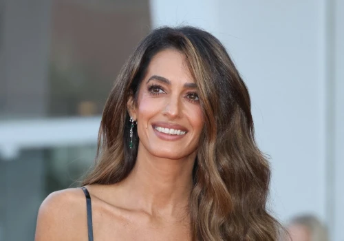 Amal Clooney w eleganckim zestawie w Atenach. Jeden detal robi różnicę