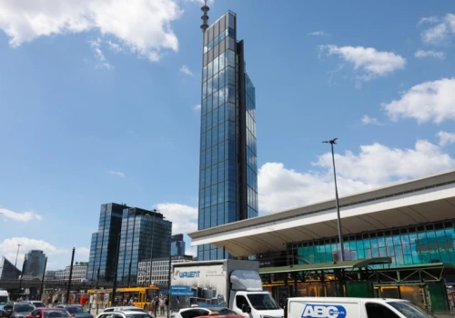 26-latek wszedł na dach Varso Tower. Na miejscu pojawiła się policja i strażacy