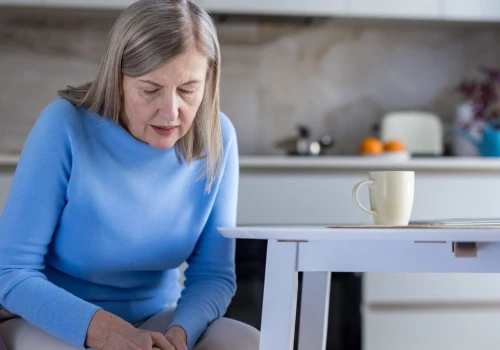 Osteoporoza to także skutek menopauzy. Dietetyczka: nie chodzi tylko o wapń