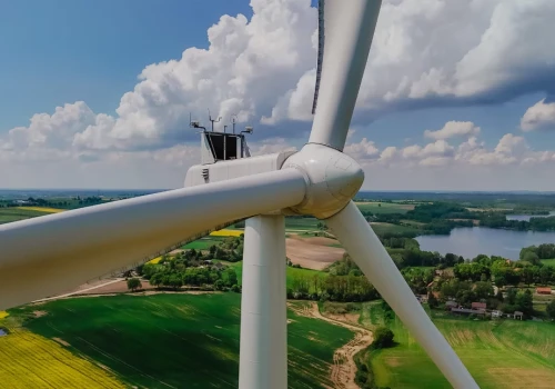 Elektrownie wiatrowe w naszych gminach: więcej niż produkcja zielonej energii