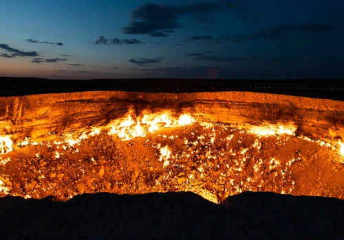 Wrota Piekieł – płonący krater w Derweze w Turkmenistanie