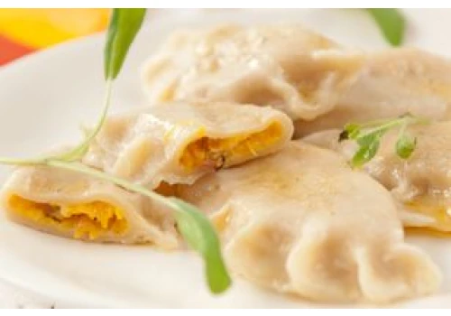 Delikatne ciasto i farsz z sezonowego warzywa. Takie pierogi jesienią zachwycą każdego