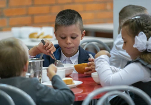 Zasady żywienia uczniów zmieniono po dekadzie. Nowe wzbudziły kontrowersje