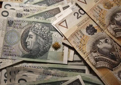 Nawet 3600 zł rocznie zostanie w kieszeni. Rząd policzył ile Polacy mogą zaoszczędzić w przyszłym roku. Mamy tabelę dla Twojej pensji