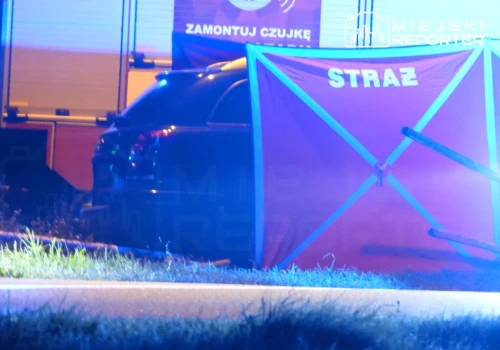 Śmiertelny wypadek na łuku drogi. Pręt przebił auto i zabił pasażerkę. Kierowca uciekł pieszo
