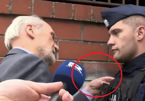 Co on wyprawia?! Macierewicz testował cierpliwość policjanta. „Świr złapany na gorący uczynku”