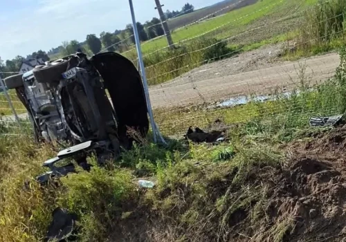 Auto na boku po uderzeniu w bariery. W środku czworo nastolatków