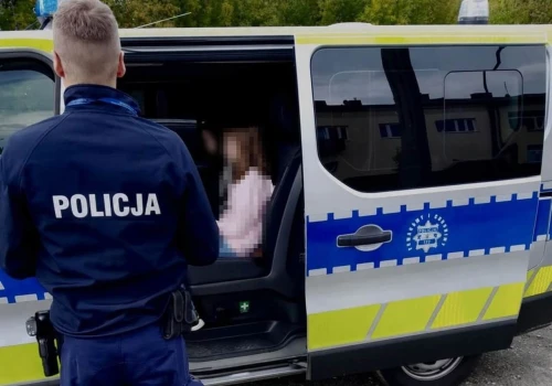 Dziewczynki robiły „sesję” na torach. Nie wiedziały, że nadjeżdża pociąg