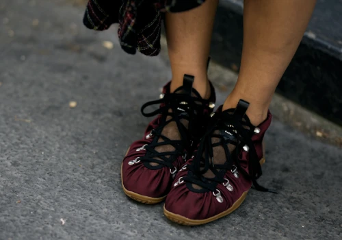 Sneakersy damskie na jesień 2026 według S’portofino. Najmodniejsze modele: slim retro, srebro i sneakerinas