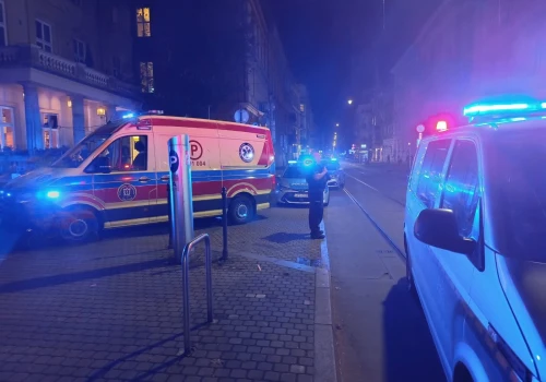 Szokujące zachowanie w centrum Krakowa. Wszedł na ambulans i chodził po dachu