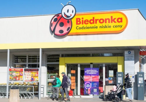 Biedronka tnie ceny na koniec lata. Lody po 99 gr bez limitu, kawa i chemia 1+1 gratis