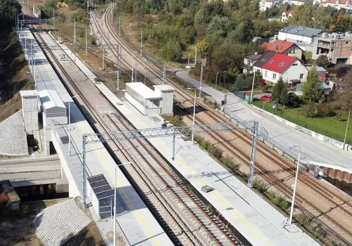 Do stacji Kraków Złocień brakuje 200 metrów chodnika. „To prosta rzecz, którą można zrobić”