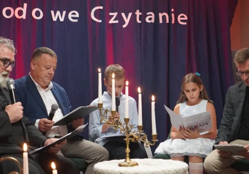 „Dziady” połączyły pokolenia. Narodowe Czytanie w Dworze w Ostrówku