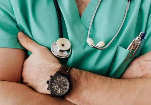 Lekarz twierdził, że pracował... 72 godziny na dobę. Prokuratura zawiesiła śledztwo