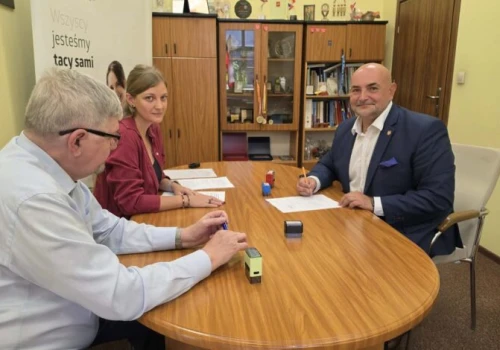 Nowe mikrobusy dla podopiecznych DPS w Łochyńsku. Powiat kupuje dwa samochody z dofinansowaniem PFRON