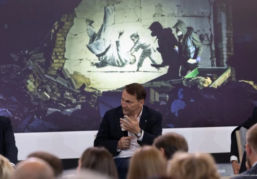 Kijów. Yalta European Strategy. Sikorski: Rosja zaatakowała punkty przy granicy Polski, tj. UE i NATO
