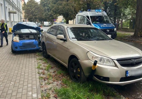 Staranował zaparkowane auta i słup. Przechodnie ruszyli do akcji