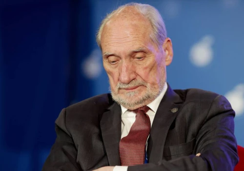 Macierewicz złapał policjanta za mundur. Ostra reakcja szefa MSWiA
