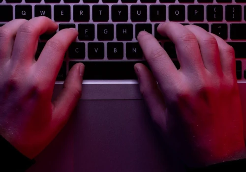Piszesz do szkoły, mail trafia do cyberprzestępcy. Incydent w liceum