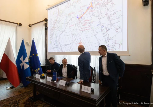 Startuje pierwszy etap rozbudowy ul. Senatorskiej w Rzeszowie. W tle nowy most na Wisłoku
