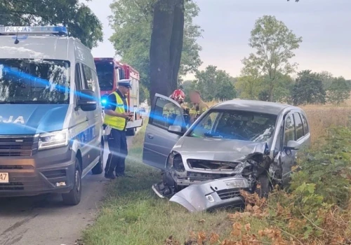 Wypadek na Pyskowickiej w Tarnowskich Górach: Czołowe zderzenie i dwie osoby w szpitalu