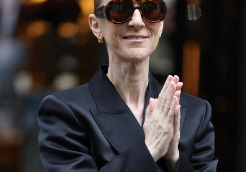 Celine Dion zachwyciła stylizacją przed koncertem w Paryżu. Zwykłe jeansy odmieniła supermodną marynarką