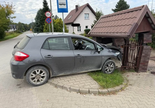 Pijana kierująca wjechała Toyotą w wiatę śmietnikową. Groźna kolizja w Górze