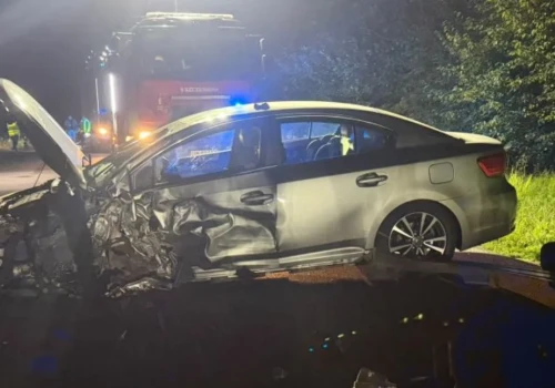 Dwa samochody zderzyły się czołowo. Jeden z kierowców w szpitalu