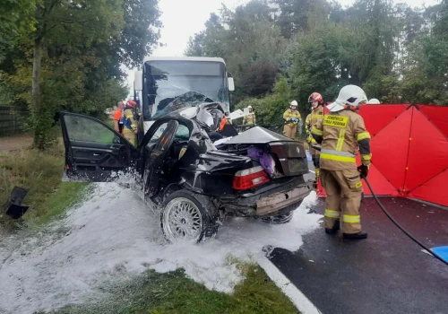 Zderzenie BMW z autobusem. Trzy osoby nie żyją