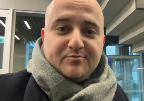 Matecki sforsował płot AWS. Wszystko nagrały kamery