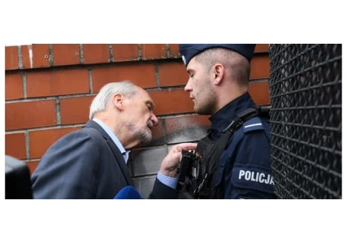 Jak Antoni Macierewicz policyjną blokadę przed Akademią Wymiaru Sprawiedliwości forsował